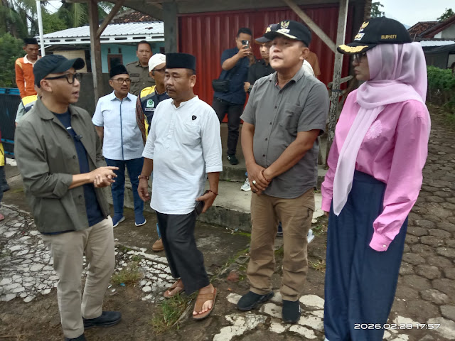 Irwan Rosa, S.H Sebagai Camat Kedondong Penuh Harap Agar Jalan Provinsi Yang Di Desa Teba Jawa Segera Di Perbaiki