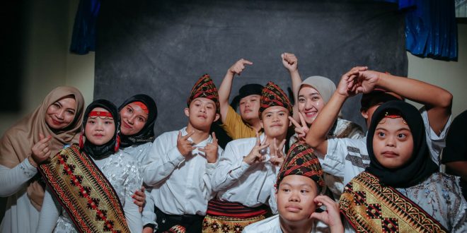 Wagub Jihan Serahkan Seratusan Paket Sembako kepada para Siswa Difabel SLBN PKK Lampung