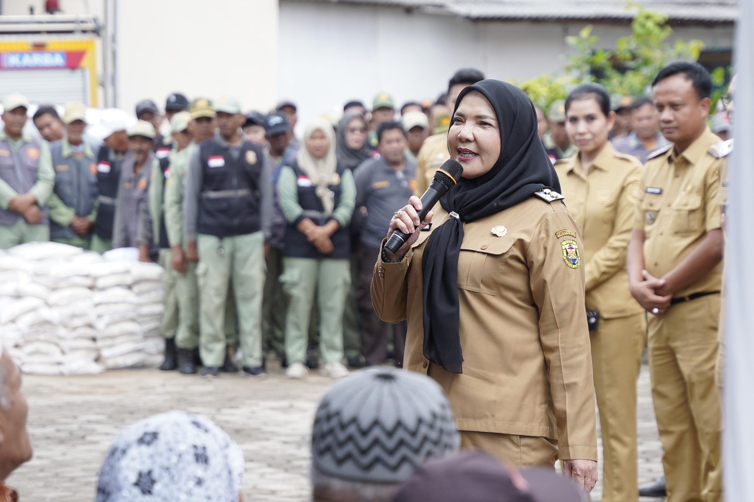 Walikota Eva Dwiana Membagikan Beras D Setiap KecamaDi Bandar Lampung