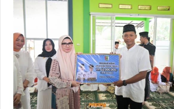 Bupati pesawaran Nanda Indira Kunjungan Dan Silaturahmi Ramadhan Di Desa Pejabon Menggelar Pasar Murah