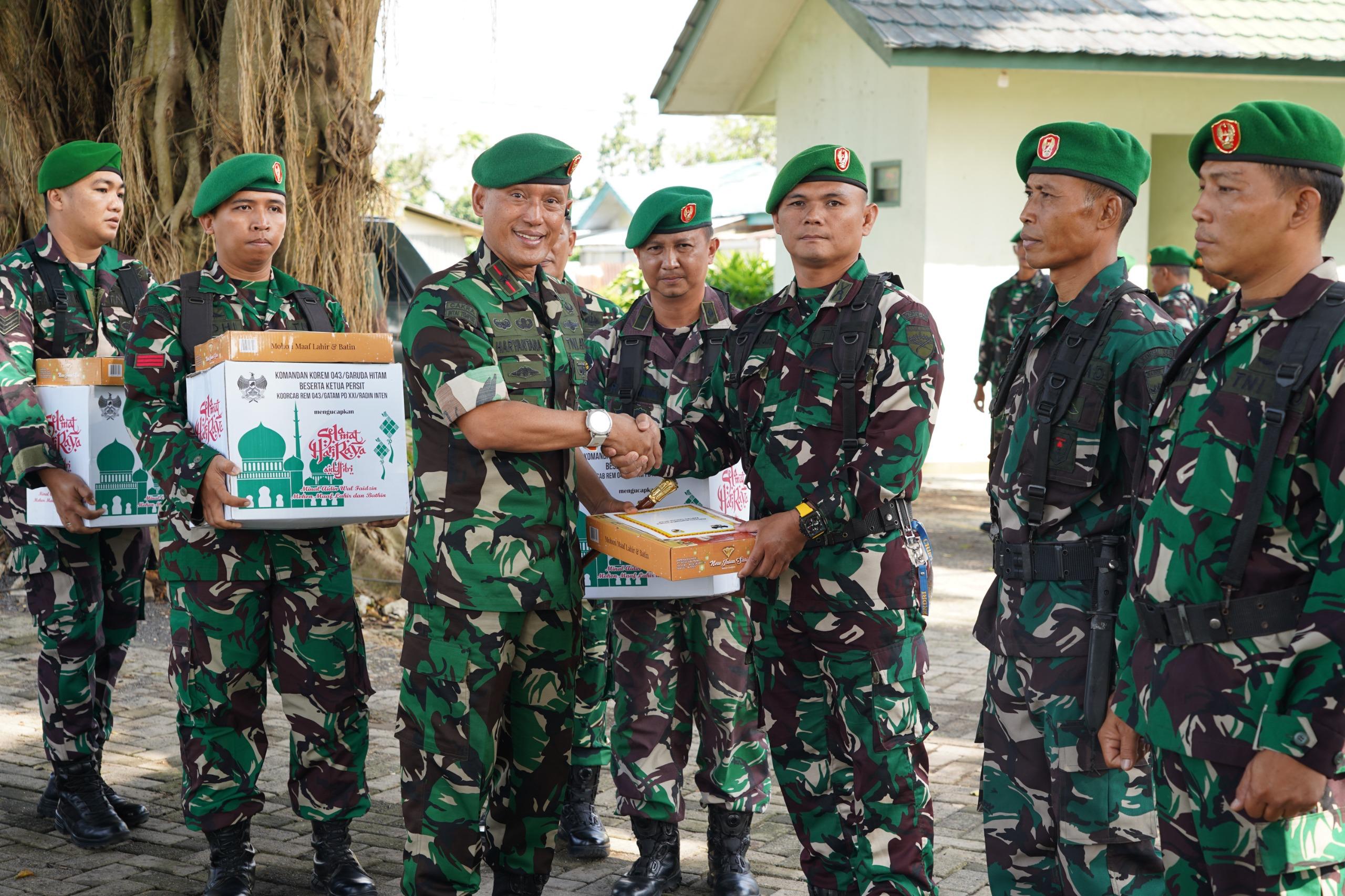 Sambut Hari Raya Idul Fitri 1447 H, Danrem 043/Gatam Bagikan Bingkisan Lebaran kepada Prajurit dan PNS