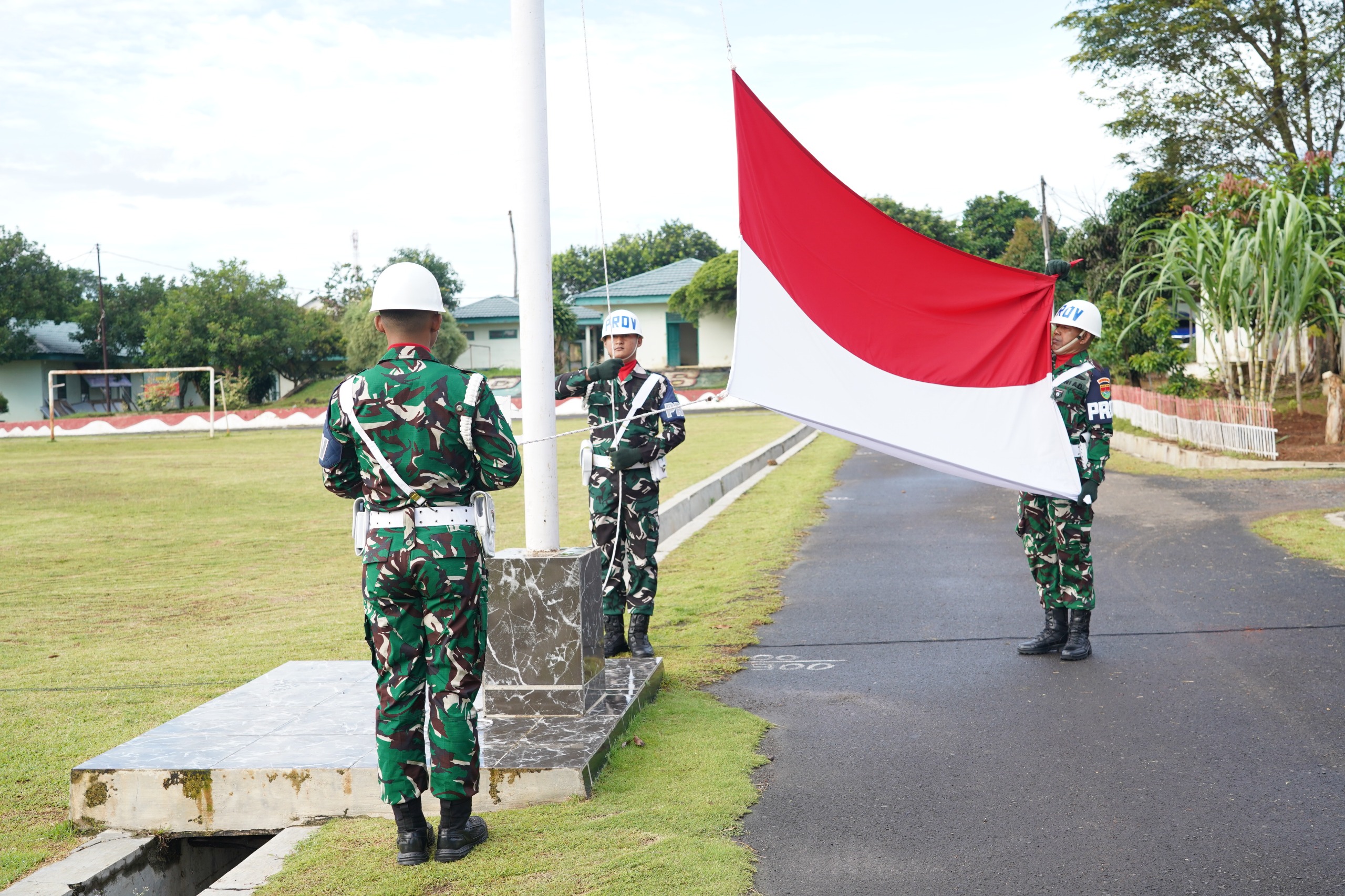 Korem 043/Gatam Gelar Upacara Bulanan dan Keberangkatan Prajurit dan PNS Yang Melaksanakan Cuti