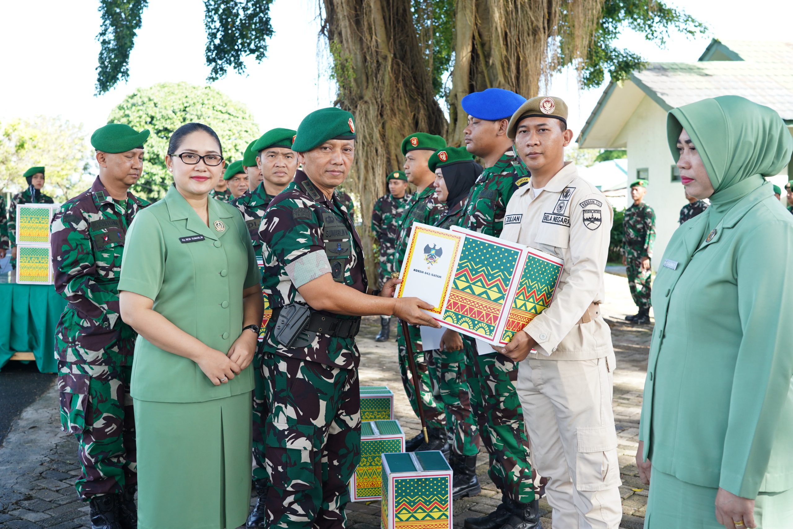 Danrem 043/Gatam Lepas Keberangkatan Cuti Gelombang Pertama dan Berikan Tali Asih