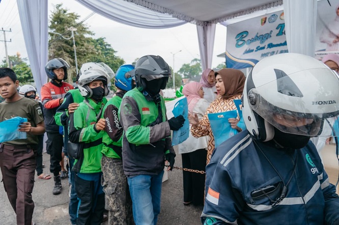 Kolaborasi TP PKK, DWP dan OPD Lampung Bagikan 300 Paket Takjil Ramadan