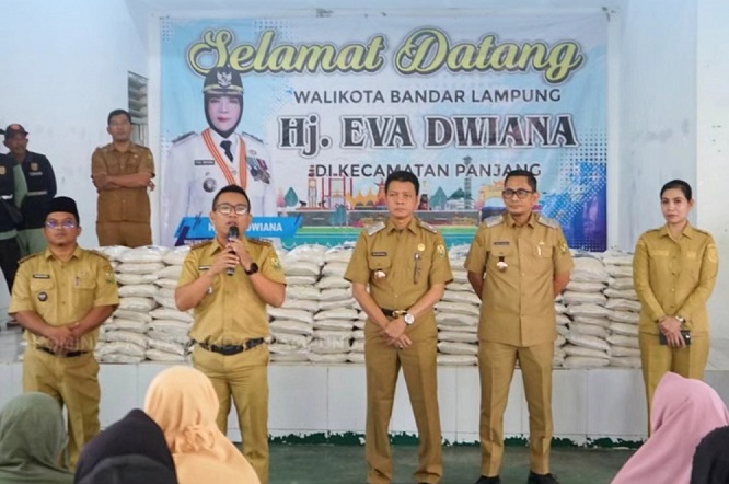 Pemkot Bandar Lampung Salurkan Bantuan Beras di Kecamatan Panjang