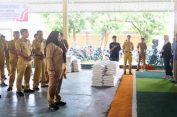 Wali Kota Bandar Lampung Salurkan Bantuan Beras di Kecamatan Teluk Betung Barat