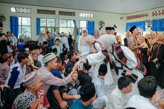 Berbagi Kebahagiaan di Bulan Ramadhan, Wagub Jihan Serahkan Paket Sembako ke Siswa Difabel