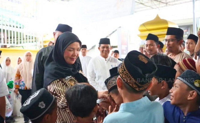 Wali Kota Eva Dwiana Safari Ramadhan di Masjid Al-Ikhlas Labuhan Ratu