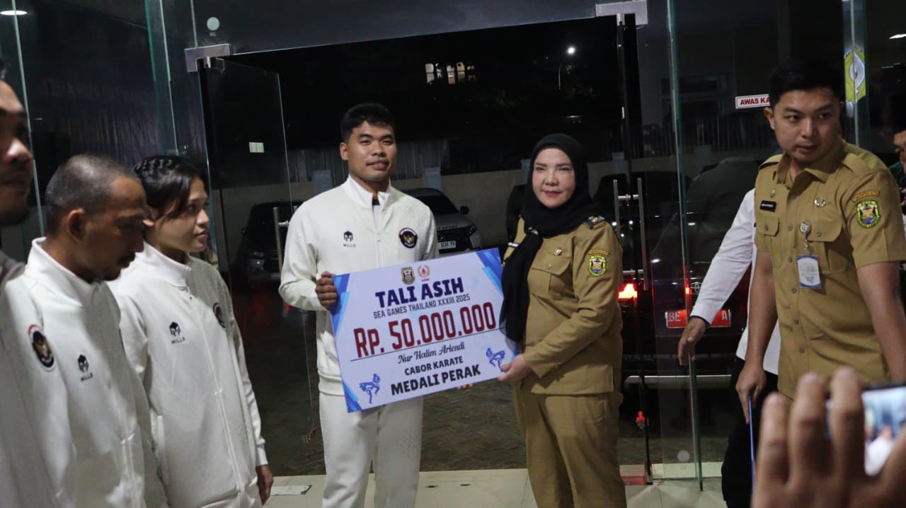 Walikota Eva Dwiana Apresiasi Dan Memberikan Bonus Kepada Atlit Yang Mengharumkan Nama Kota Bandar Lampung