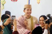 Tanpa Sekat di Hari Raya, Egi-Zita Salami Warga Satu per Satu di Lamban Rakyat