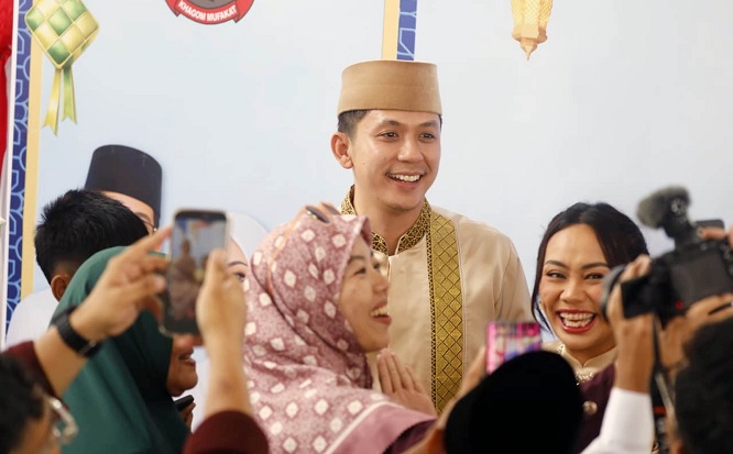 Tanpa Sekat di Hari Raya, Egi-Zita Salami Warga Satu per Satu di Lamban Rakyat