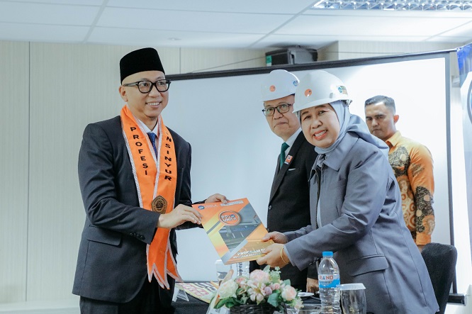 Gubernur Rahmat Mirzani Djausal Raih Predikat Lulusan Terbaik Program Profesi Insinyur Fakultas Teknik Unila
