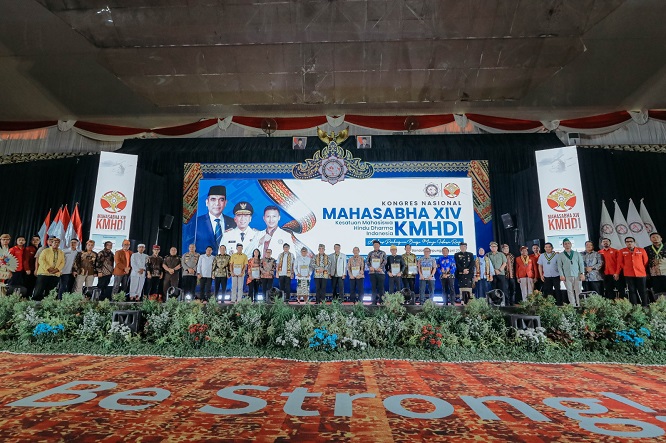 Gubernur Rahmat Mirzani Djausal Hadiri Mahasabha XIV Kesatuan Mahasiswa Hindu Dharma Indonesia
