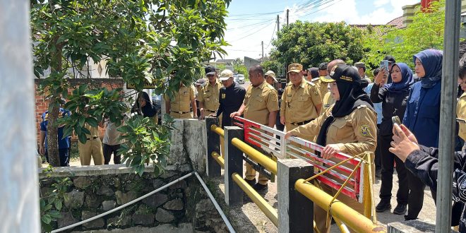 Walikota Eva Dwiana Tinjau Saluran Air Di Tanjung Senang