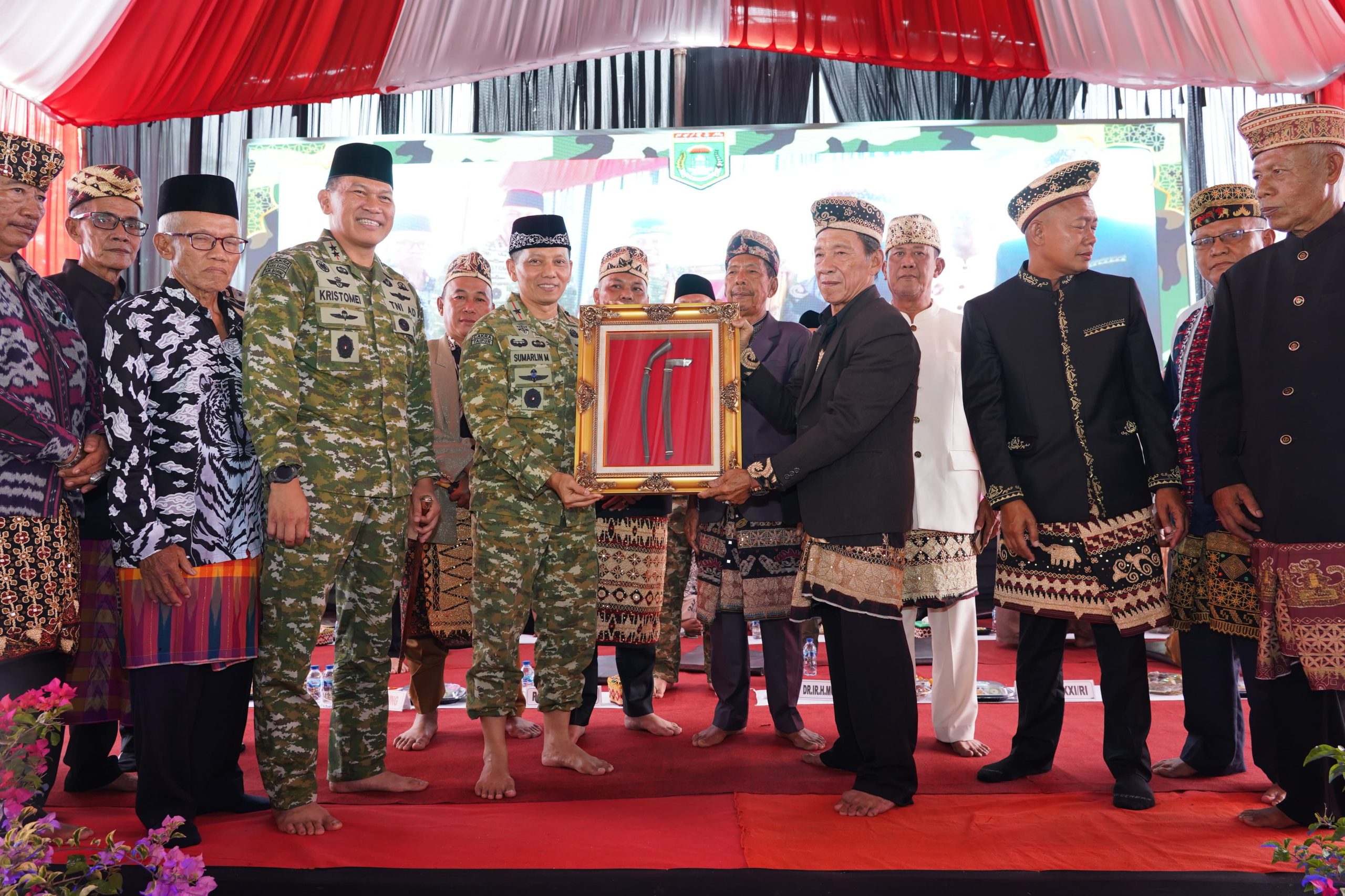 Perkuat Sinergi, Danrem 043Gatam Dampingi Pangdam XXI/RI Silaturahmi dan Halal Bihalal Bersama Ulama dan Masyarakat Lampung Tengah.