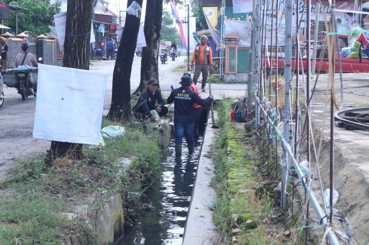 Walikota Eva Dwiana Instruksikan Normalisasi Sungai Dari Sedimen Sampah