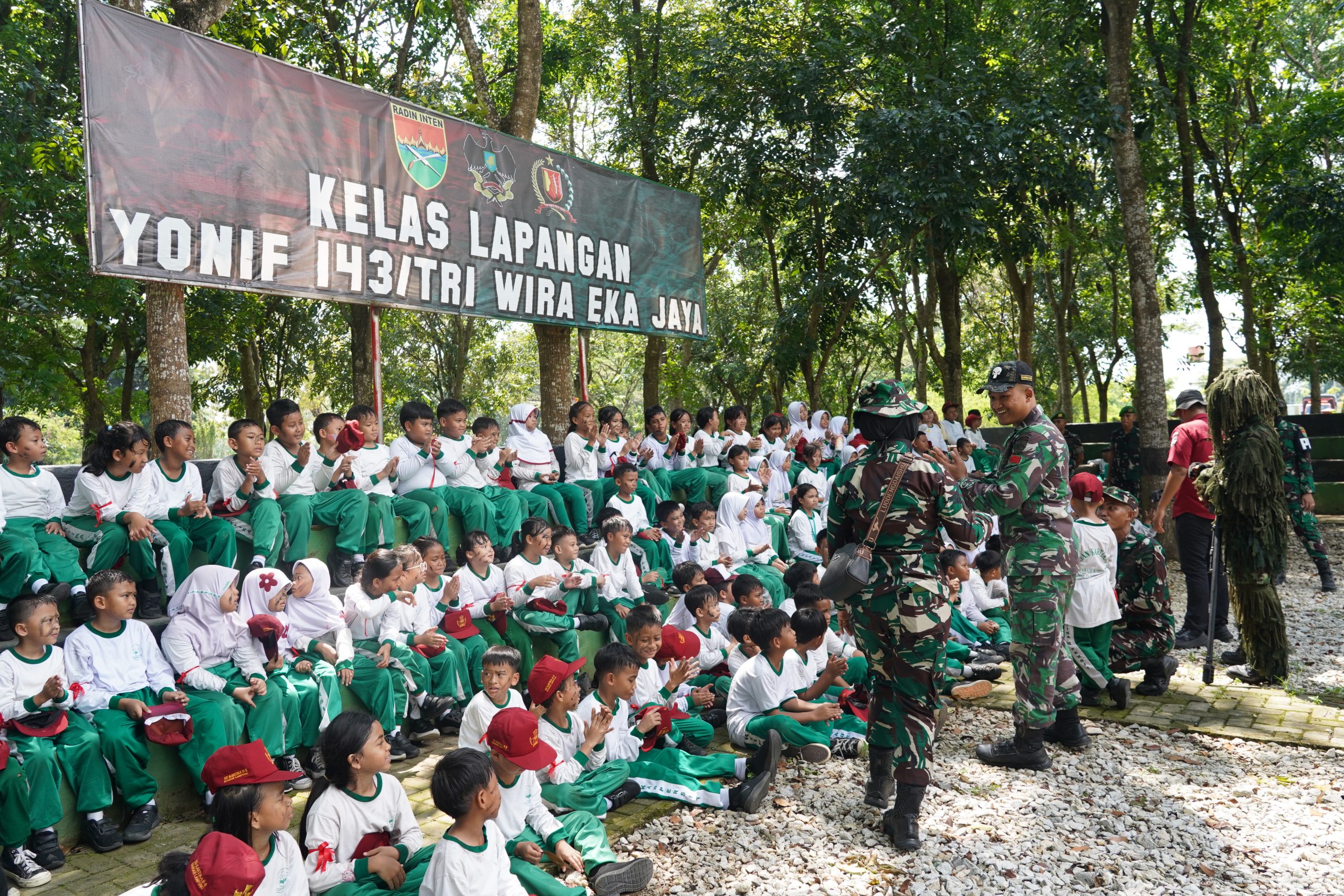 Perkuat Karakter Siswa, Ibu Abrita Kumarri Dewi Buka LDK di Mayonif 143/TWEJ: Dari Pengenalan Alutsista hingga Outbound