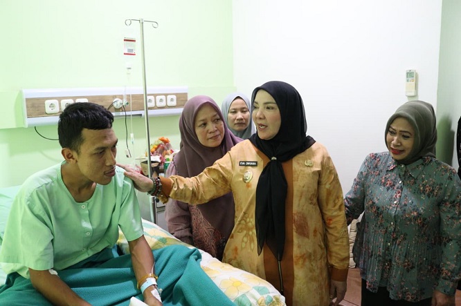 Pegawai BPBD Bandar Lampung Alami Kecelakaan Saat Bertugas, Wali Kota Beri Bantuan Uang Rp15 Juta dan Umrah