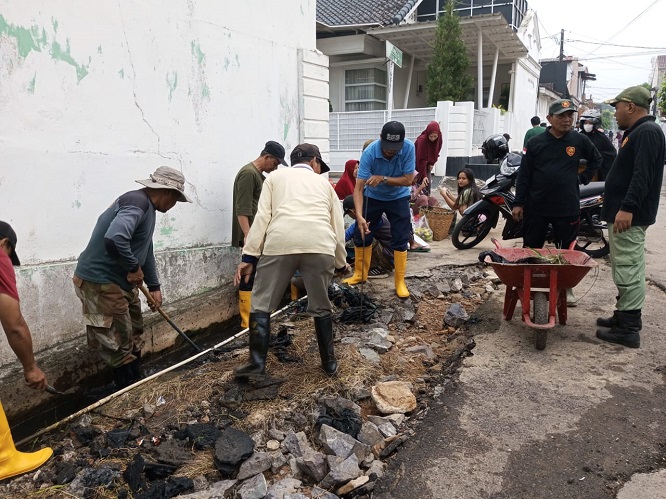 Antisipasi  Cuaca Ekstrem, Pemkot Bandar Lampung Gelar Aksi Bersihkan Drainase Serentak