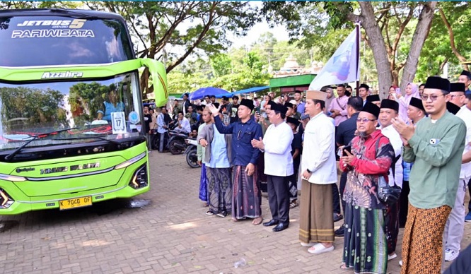1.350 Santri Lampung Diberangkatkan ke Lirboyo, Bupati Egi Titipkan Pesan Pengabdian