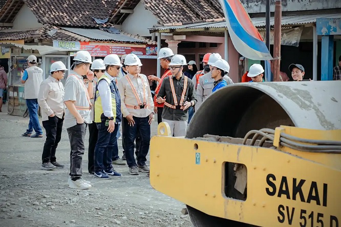 Dari Bangun Jalan Hingga Jaga Jalan: Strategi Gubernur Mirza Wujudkan Jalan Provinsi Mantap 98% di Lampung Tengah