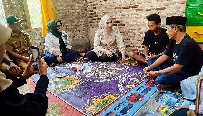 Wakil Ketua III DPRD Lampung Selatan Bantu Lanjutkan  Pendidikan Korban Pekerja Ilegal