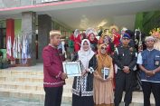 SMP Negeri 17 Bandar Lampung Gelar Peringatan hari Pendidikan Nasional dan pemberian Piagam penghargaan pada Media