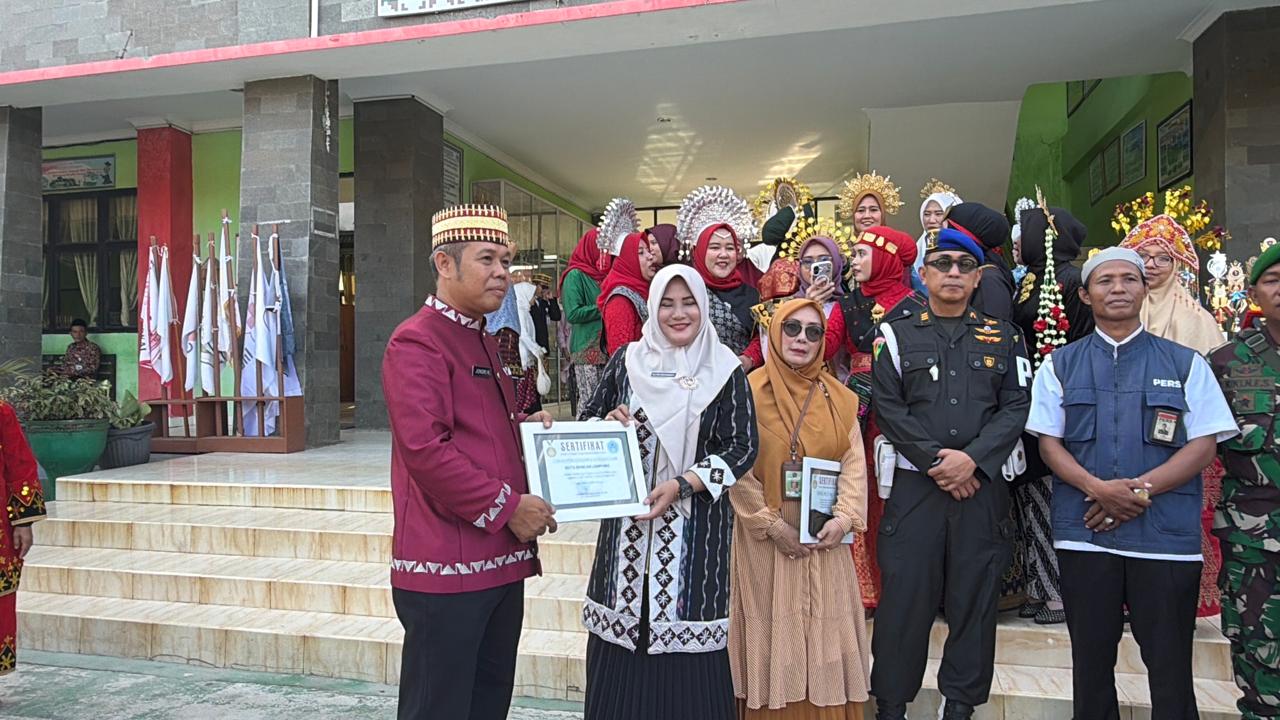 SMP Negeri 17 Bandar Lampung Gelar Peringatan hari Pendidikan Nasional dan pemberian Piagam penghargaan pada Media