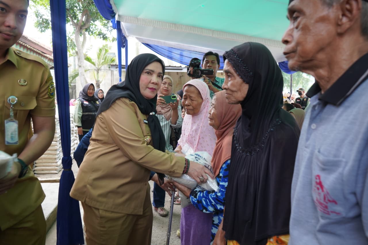 Wali Kota Bandar Lampung Salurkan Bantuan Beras kepada Puluhan Ribu KPM di Kota Bandar Lampung