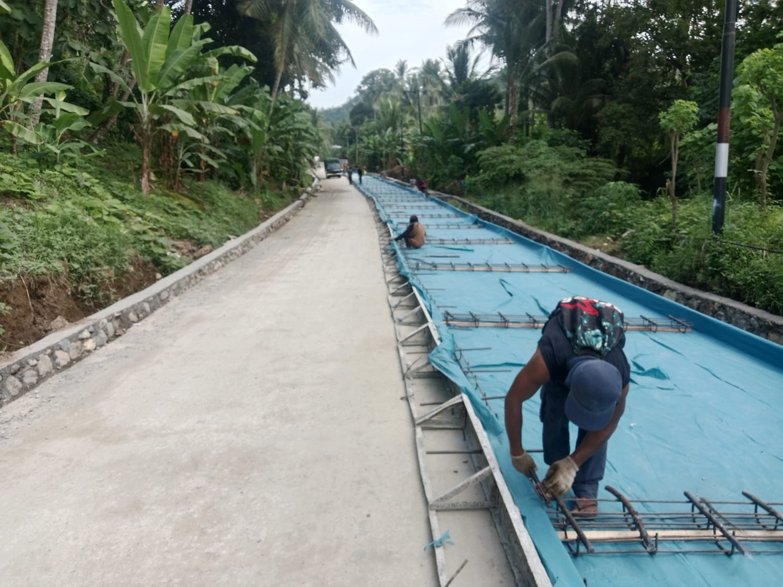 Tingkatkan Akses Perekonomian, Progres Pembangunan Ruas Jalan Padang Cermin–Simpang Kiluan Capai 45 Persen