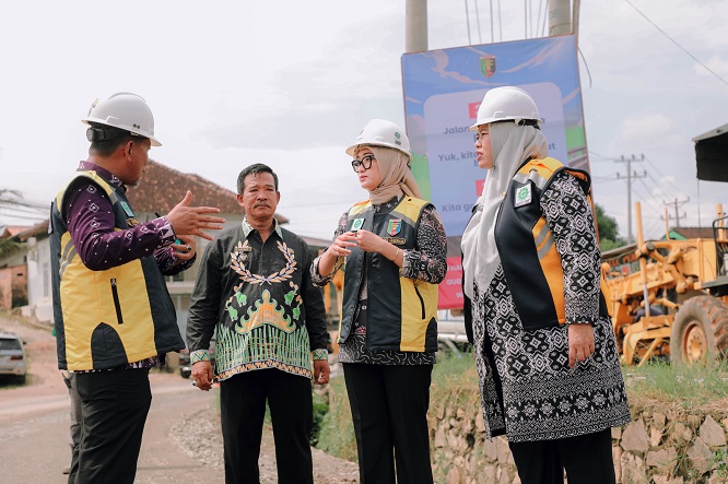 Wagub Jihan Nurlela Groundbreaking Tiga Ruas Jalan di Pringsewu