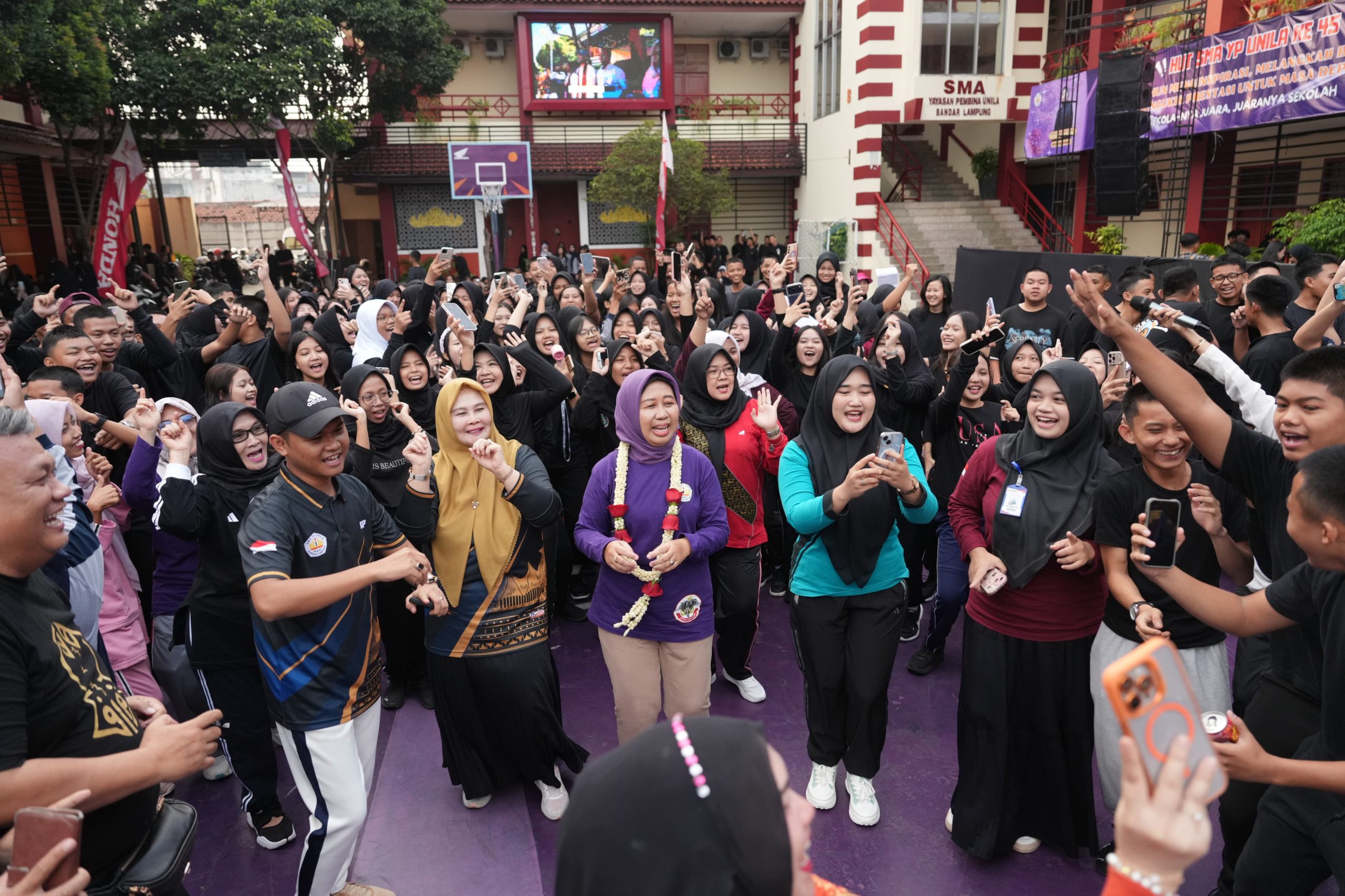 Meriahkan Usia ke-45, SMA YP Unila Gelar Jalan Sehat dan Potong Tumpeng
