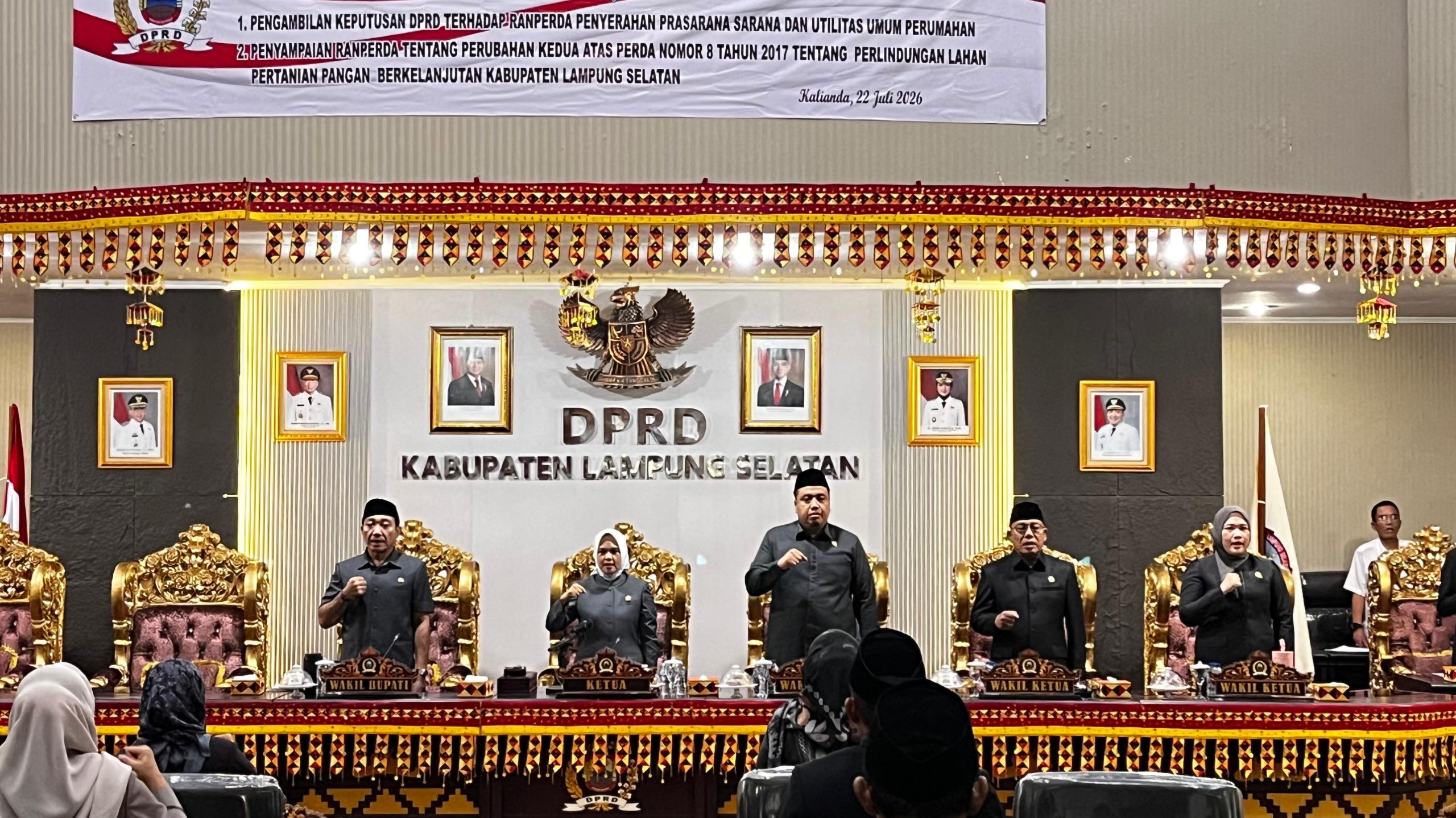 DPRD dan Pemkab Lamsel Tandatangani Berita Acara Ranperda PSU Perumahan