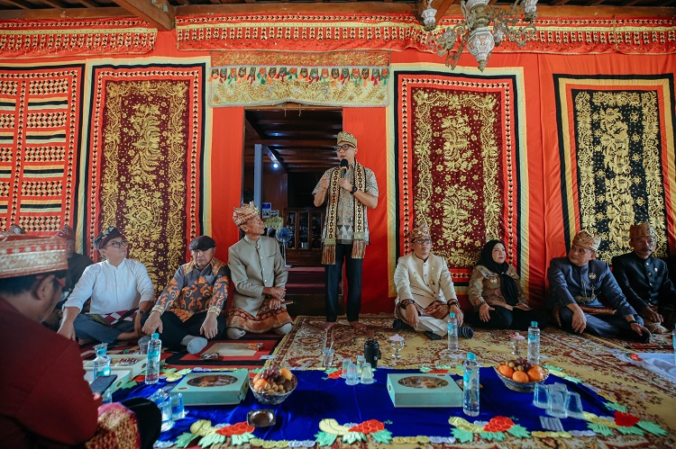Gubernur Tinjau Desa Wisata Budaya Marga Teluk, Dorong Pelestarian Budaya dan Penguatan Karakter Generasi Muda