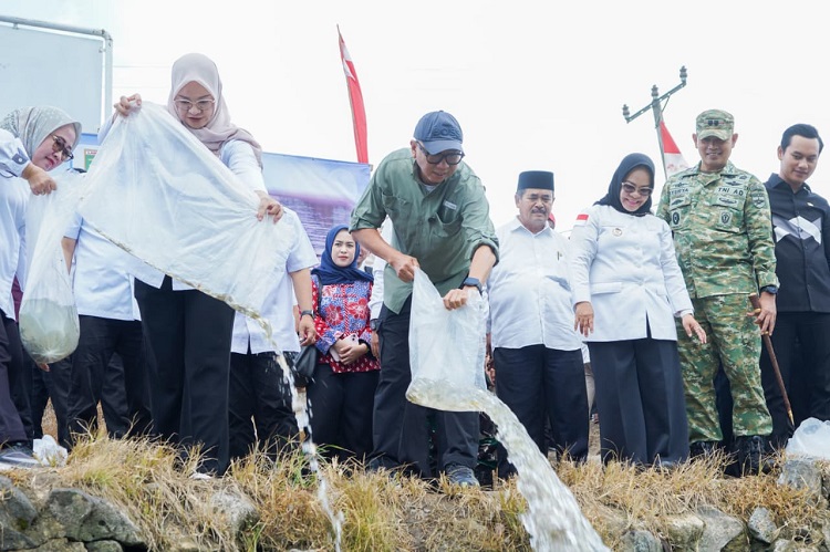 Restocking  Ikan Upaya Nyata Pemprov Lampung Menjaga Ekosistem Sungai