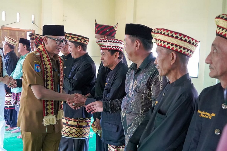 Temui Tokoh Adat Jabung, Gubernur Mirza Hadirkan Solusi Pendidikan, Infrastruktur, dan Lapangan Kerja