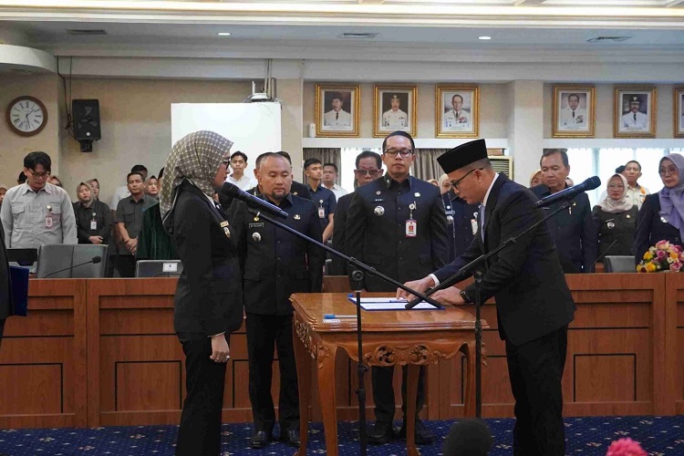 Wagub Jihan Lantik Indra Sanjaya sebagai Karo Adpim, Perkuat Birokrasi Profesional