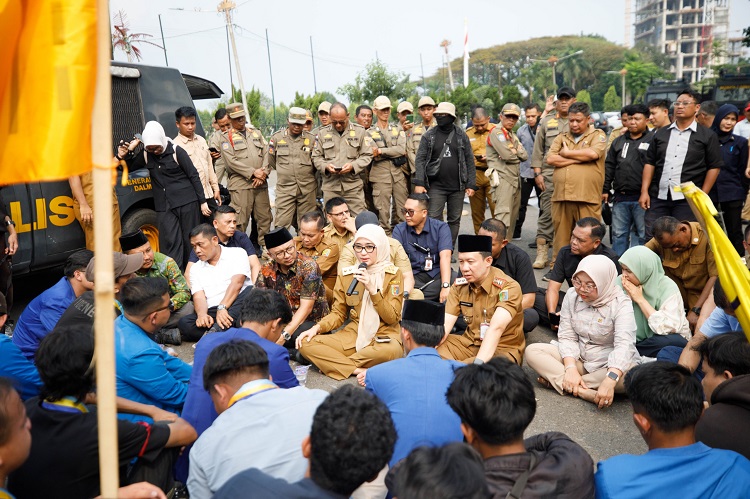 Wagub Jihan Nurlela Temui Pendemo di Depan Kantor Gubernur