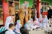 Wagub Jihan Tinjau Pelaksanaan Program MBG di Hari Pertama Sekolah