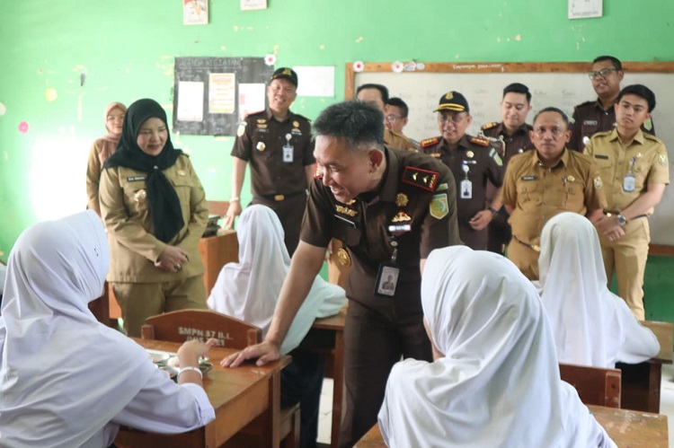 Wali Kota Dampingi Kajati Lampung Tinjau Langsung Pelaksanaan Program MBG di Sekolah