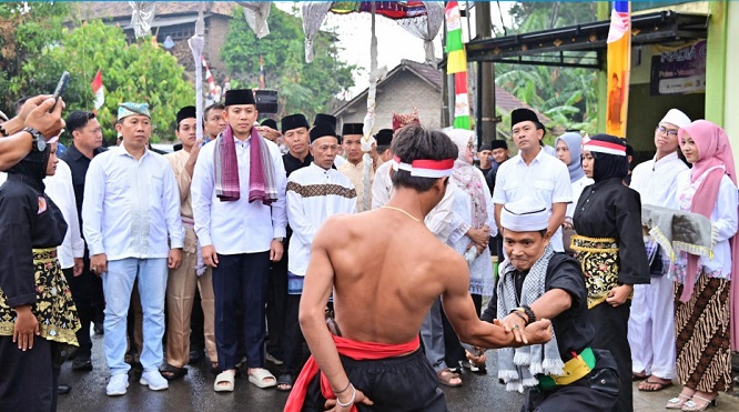 Hujan Tak Surutkan Semangat Warga, Bupati Egi Hadir Menguatkan Tradisi Sedekah Bumi yang Mengakar 206 Tahun