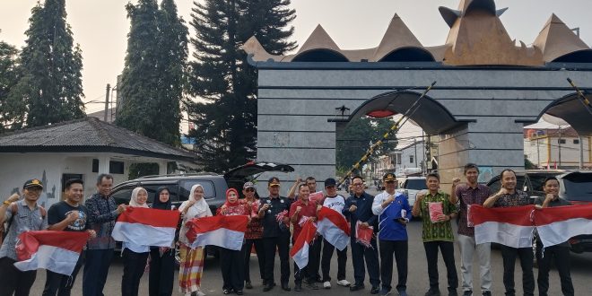 Pemprov Lampung Dorong Nasionalisme Lewat Gerakan Pembagian Bendera Merah Putih