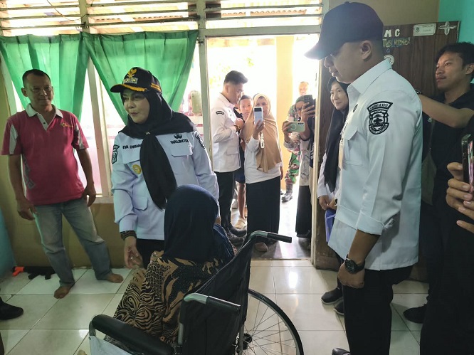 Peringati HUT Ke-81 Kemerdekaan RI, Wali Kota Bandar Lampung Bagikan Alkes Ke Warga