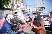 Sambut Hari Kemerdekaan, Wali Kota Eva Bagikan 10 Ribu Bendera Merah Putih ke Warga