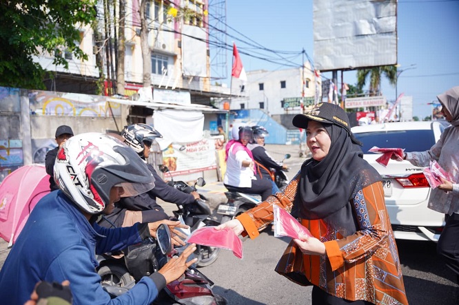 Sambut Hari Kemerdekaan, Wali Kota Eva Bagikan 10 Ribu Bendera Merah Putih ke Warga