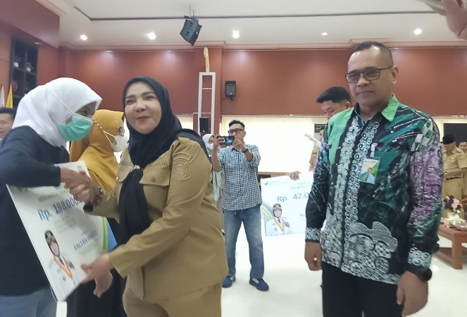 Pemkot Bandar Lampung Bagikan BPJS Ketenagakerjaan Untuk  Pekerja Rentan, Linmas, Ketua RT dan Kaling