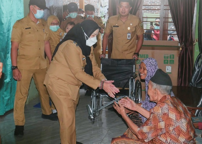 Pemkot Bandar Lampung Salurkan Bantuan Alat Kesehatan Ke Masyarakat Teluk Betung Barat
