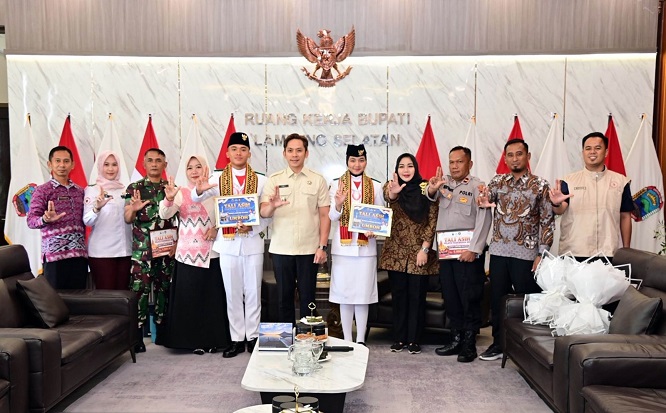 Bupati Egi Hadiahi Umrah Dua Paskibraka Nasional Asal Lampung Selatan