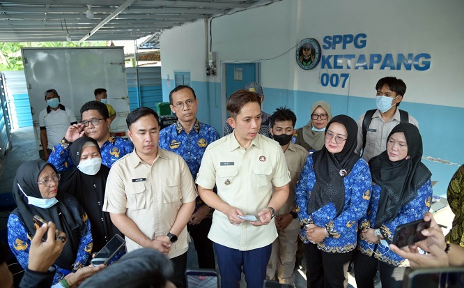 Usai Jenguk Siswi MI Ma’arif yang Masih Dirawat, Bupati Egi Minta BGN Suspend SPPG Belum Penuhi Standar