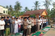 –  Pemerintah Kota Bandar Lampung melalui Dinas  Pendidikan dan Kebudayaan memperpanjang pelaksanaan Kegiatan Belajar Mengajar (KBM) secara daring/online bagi jenjang TK/PAUD, SD, dan SMP hingga Sabtu, 12 September 2026.Buka Peta Digital  Perpanjangan tersebut dilakukan menyusul kondisi udara yang terdampak sebaran abu vulkanik. Kebijakan ini tertuang dalam surat edaran Dinas Pendidikan dan Kebudayaan Kota Bandar Lampung tertanggal 10 September 2026.   Baca Juga :  Kajari Lampung Selatan Serahkan Penetapan Perwalian, Dinas Sosial Kawal Hak Delapan Anak Yayasan Bussaina Lampung Kepala Disdikbud Dr. M. Nur Ramdhan, S.E., M.Acc., Akt., CGAE., CA., ACPA, mengatakan, keputusan memperpanjang pembelajaran daring diambil untuk menjaga kesehatan dan keselamatan peserta didik maupun tenaga  pendidik di tengah kondisi udara yang belum sepenuhnya kondusif.  “Pembelajaran secara daring diperpanjang sampai dengan Sabtu, 12 September 2026,” terangnya, Kamis (10/9/2026).  Ia menjelaskan, selama pembelajaran dari rumah, satuan pendidikan diminta memastikan proses belajar tetap berjalan efektif melalui pembelajaran dalam jaringan (daring) maupun penugasan terstruktur.  Temukan lebih banyak Berita Pelajari Skill Baru Pendidikan Baca Juga :  Ketua Dekranasda Provinsi Lampung Dukung Lampung Fashion Tendance Jadi Penggerak Industri Kreatif Selain itu, kepala satuan pendidikan bersama tenaga pendidik dan kependidikan diminta melakukan pembersihan ruang kelas dan lingkungan sekolah dari abu vulkanik. Hal tersebut dilakukan agar kondisi sekolah dipastikan bersih, aman, dan layak digunakan ketika KBM tatap muka kembali dimulai.Dapatkan Kalender Digital  Ia menghimbau seluruh pihak untuk tetap menggunakan masker dan alat pelindung diri lainnya sesuai dengan standar protokol kesehatan.  Baca Juga :  Wali Kota Eva Dwiana Serahkan Bantuan Hibah ke Pertuni Kota Bandar Lampung “Kebijakan ini akan dievaluasi kembali secara berkala dengan memperhatikan data resmi dari otoritas yang berwenang,” jeasnya.   Ia juga mengingatkan satuan pendidikan, orang tua, dan siswa untuk tetap waspada namun tidak panik serta mengikuti arahan resmi pemerintah dan otoritas terkait.(sn)